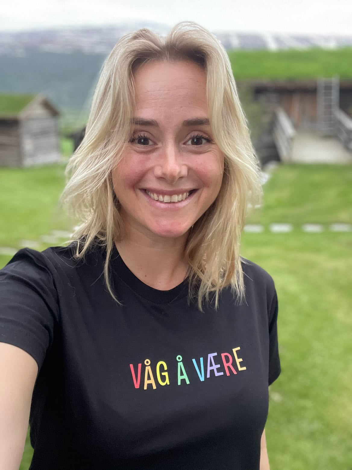 SORT VÅG Å VÆRE PRIDE T-SKJORTE